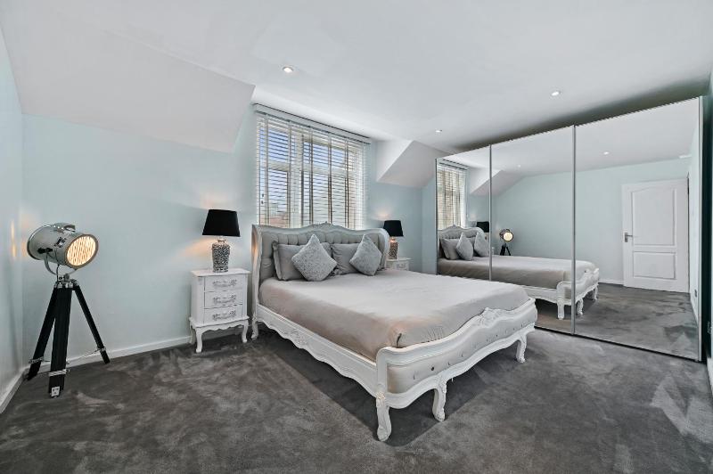 Hampstead Opulence Apartment - Luxurious Split Level Property — отзывы гостей и цены
