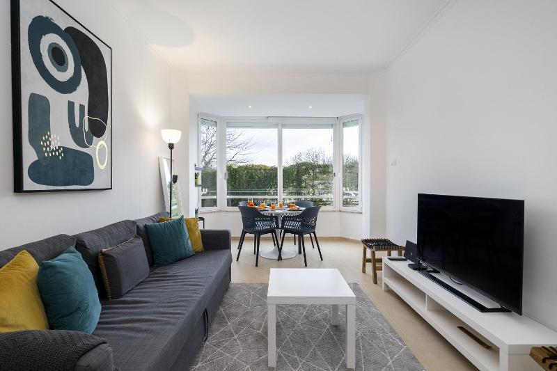 WHome Peaceful Alges Family Home away from City Noise — комфортный отель в Лиссабоне