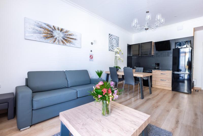 Sunny and Modern Baquis Flat — отель с удобствами в Николь