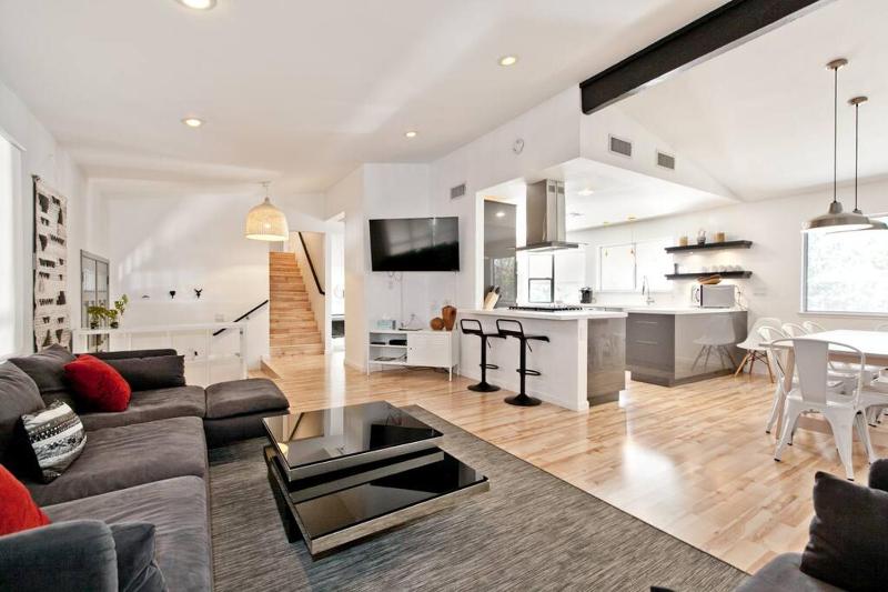 Bright, Modern 4BR with Beautiful Backyard & Pool! — комфортный отель в Лас Вегасе