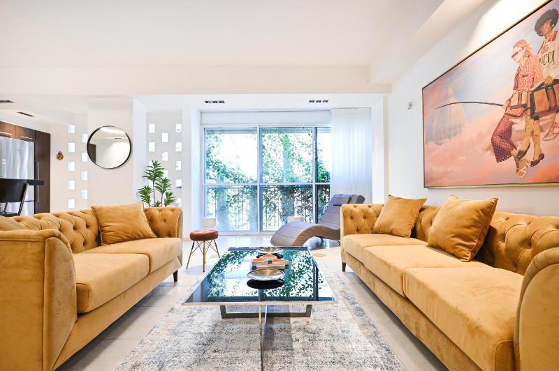 Cozy 2BR in Ben Gurion blvd by HolyGuest — отель с удобствами в Тель-Авиве