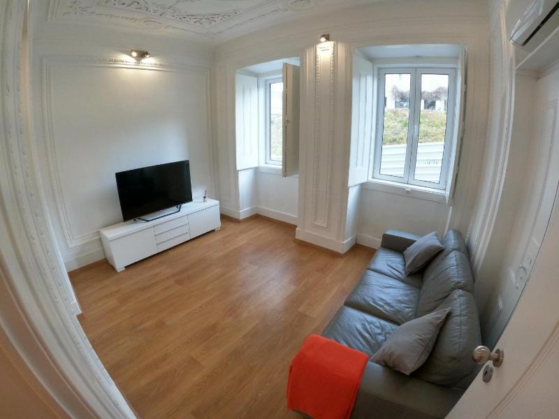 Lisbon, renewed T1 apartment with pateo near Martires da Patria — отель в Лиссабоне, Португалия