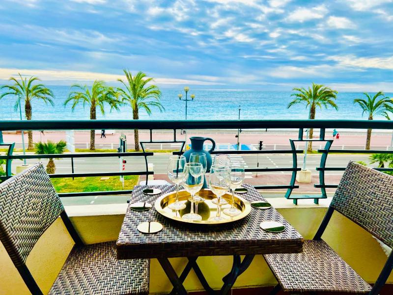Endless Stunning Mediterranean Sea Views Promenade Des Anglais — отель с удобным расположением в Николь