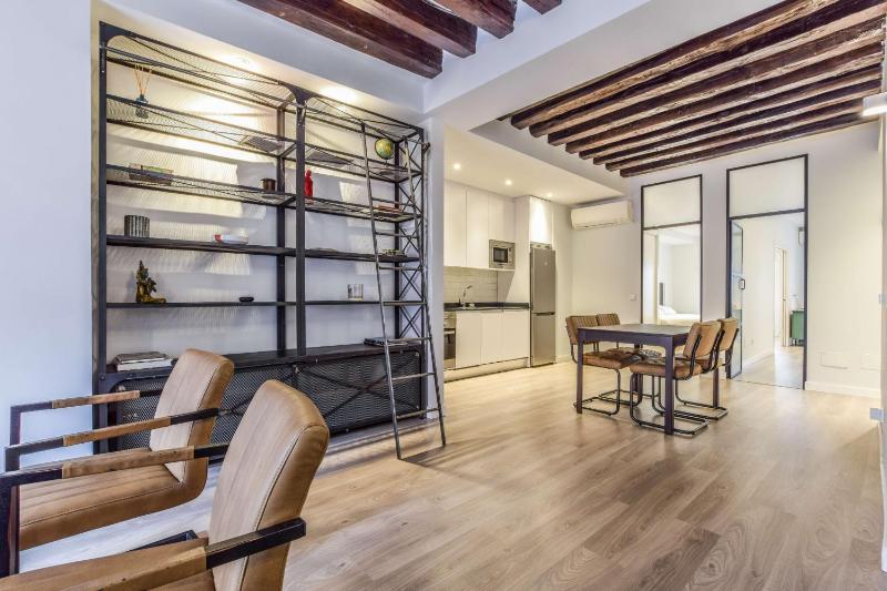 Apartment next to Gran Via- Madrid Center — отель с удобствами в Мадриде