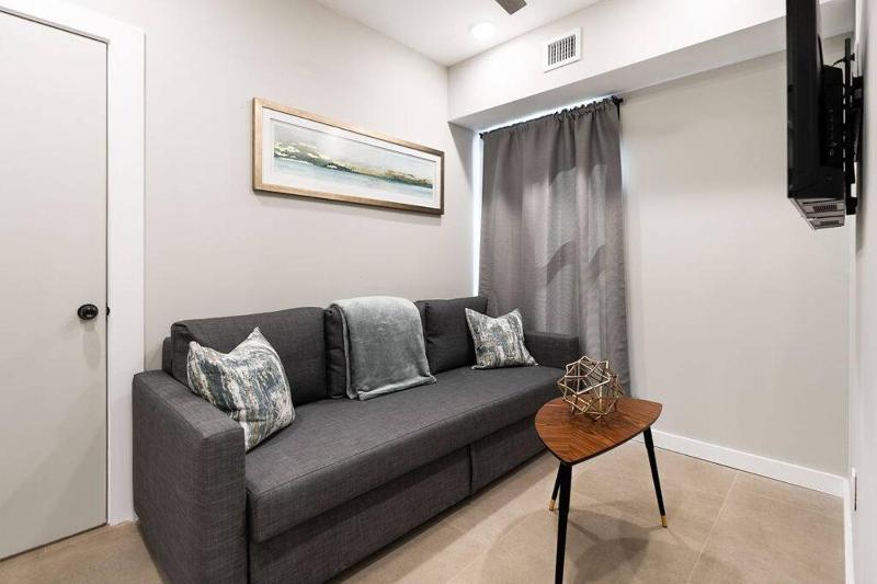 Elegant Miami Apartment East Little Havana / Free Parking — забронировать отель в Майами