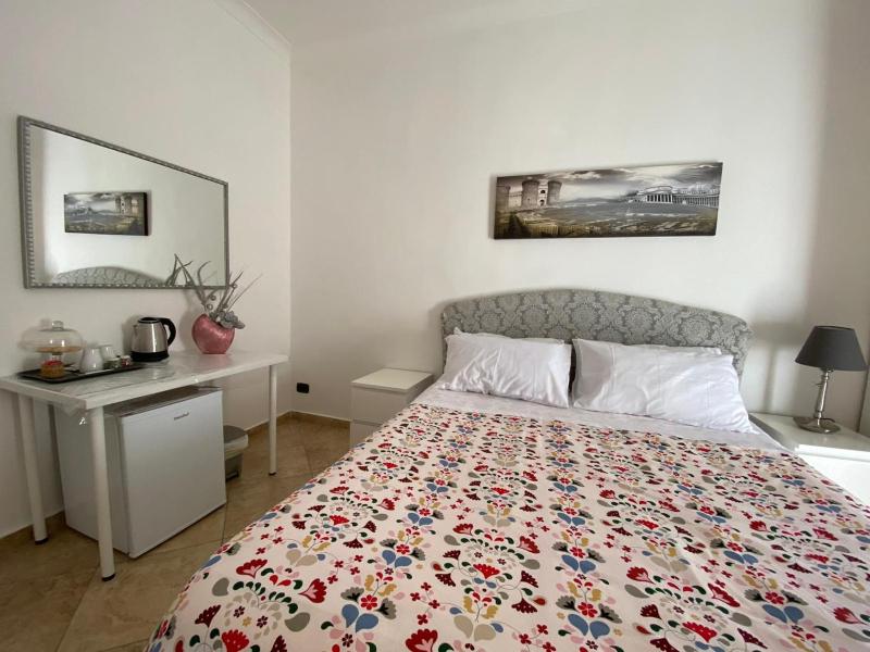 Цены на Falu Napoli centro camera con cucina e bagno privato в Неаполе
