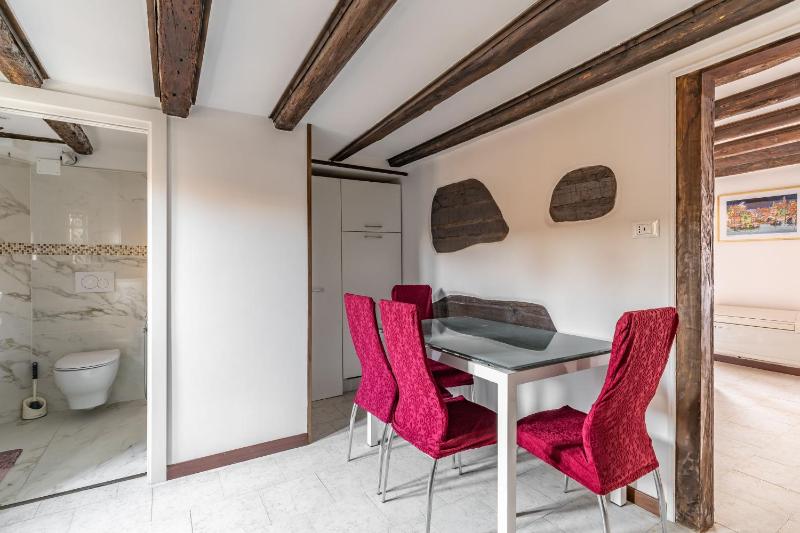 The Venice Red Door Apartment — отель с удобствами в Венеции