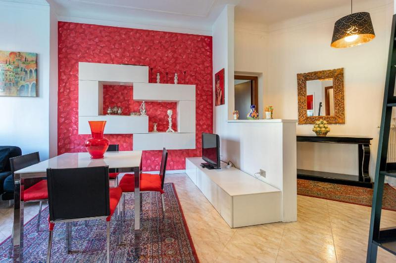 Segrino, Elegant Apartment In The Heart Of The Isola District — отель с удобствами в Милане
