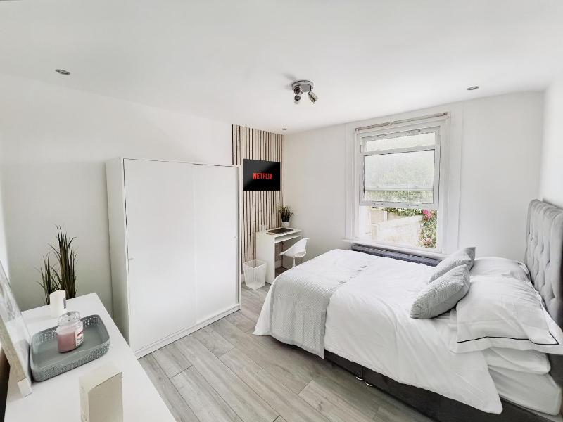 Modern Room in Centrally Located Apartment - Room 4 — забронировать отель в Лондоне