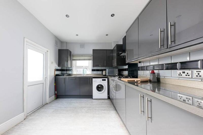 Cozy 4 bedroom home in Hackney, London — забронировать отель в Лондоне