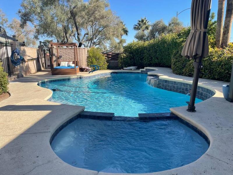 *Entertainment Villa* 5MIN to strip optional HEATED pool jacuzzi! — отель с удобным расположением в Лас Вегасе