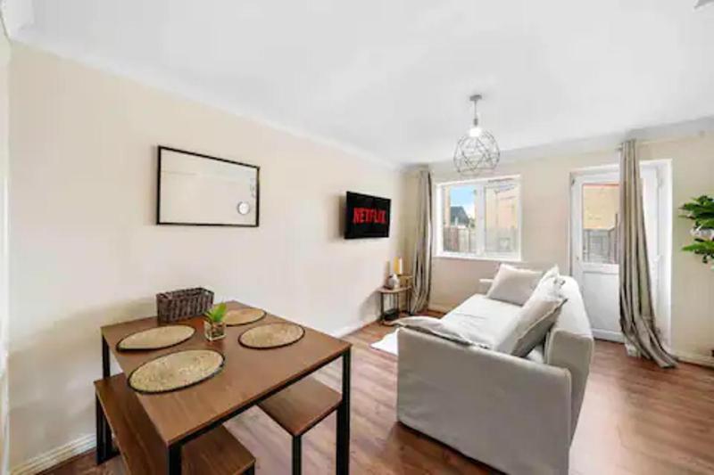 4 bed Townhouse- Free parking — забронировать отель в Лондоне