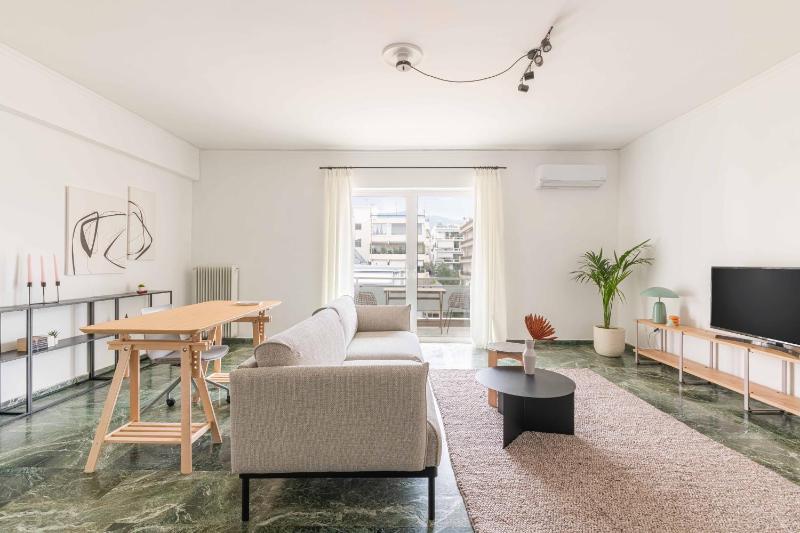 Outstanding 2BR Apartment in Cholargos by UPSTREET — отель в Афины, Греция