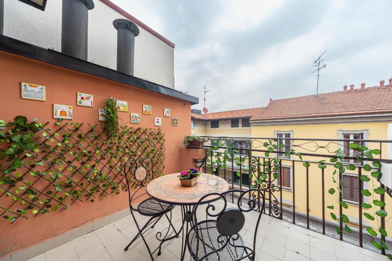 Cozy APT with Terrace - 500 m far from Zara M5 — отель с удобствами в Милане
