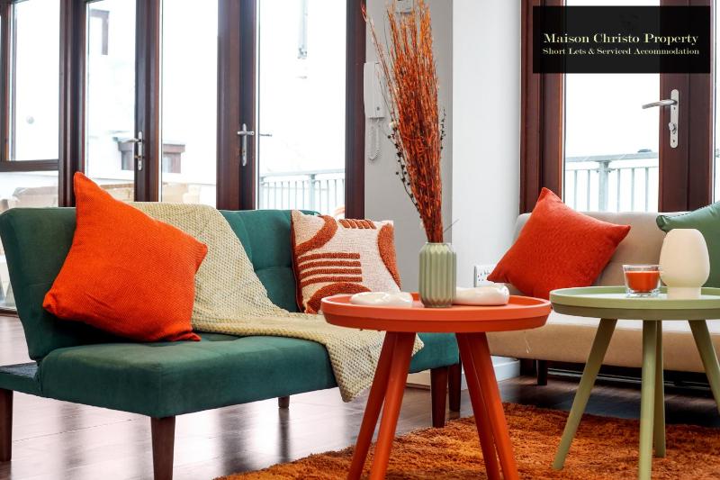 Eden 2Bedroom Apt Sleeps 6 in London with Wifi & Leisure By Maison Christo Property Short Lets & Serviced Accommodation — отель с удобствами в Лондоне