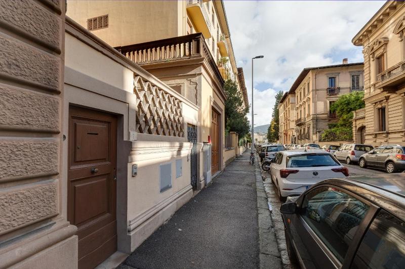 Central Berchet with Terrace and Private Entrance — отель в Флоренции, Италия