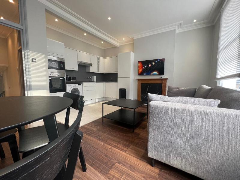 Lovely 2-Bedroom Victorian Flats — забронировать отель в Лондоне