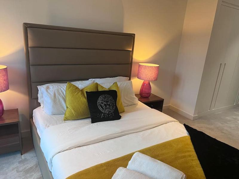 Lovely 2 Bed in Royal Wharf — забронировать отель в Лондоне
