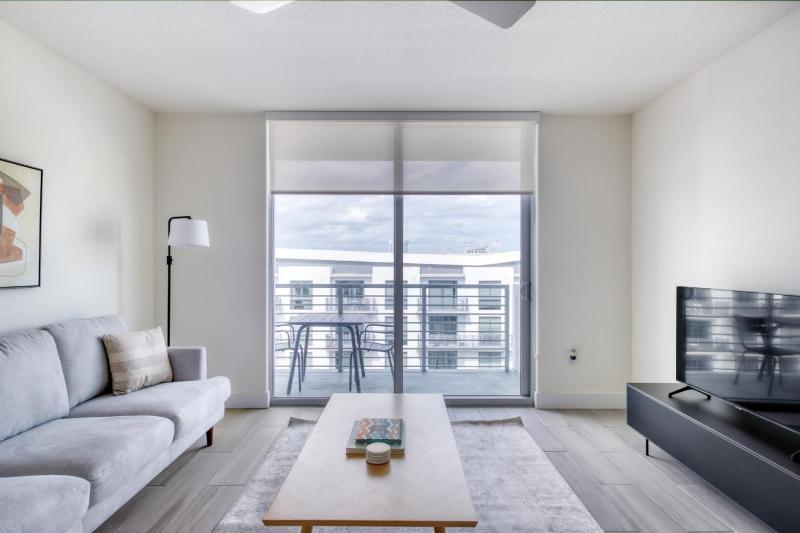 Little Havana 1br w pool gym near restaurants MIA-50 — отель с удобствами в Майами