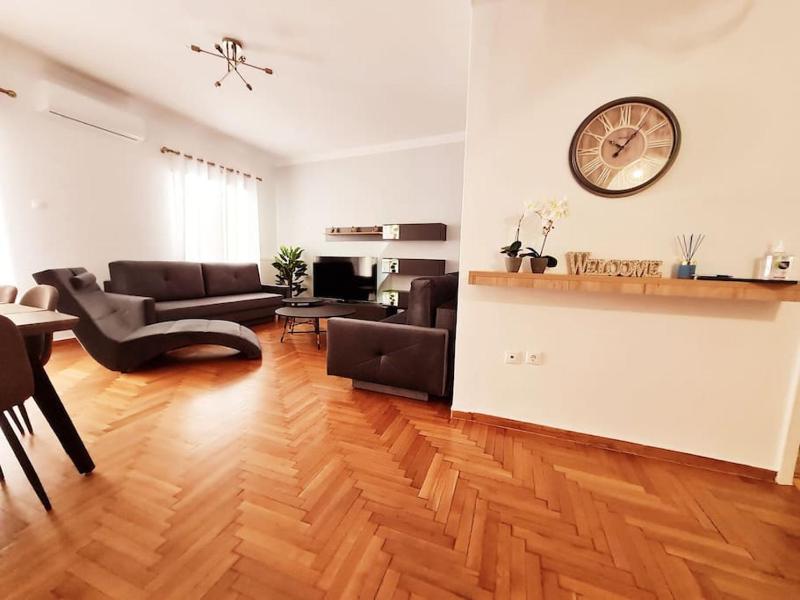 Lovely 2-Bedroom 4th Floor House Large Patio — отель в Афины, Греция
