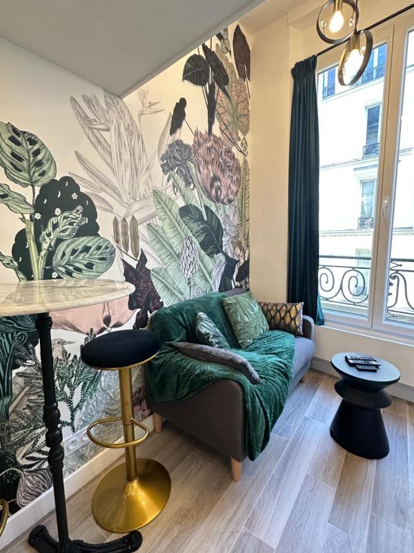 Цены на The GARDEN - cosy studio with AC in the very center of Paris в Париже