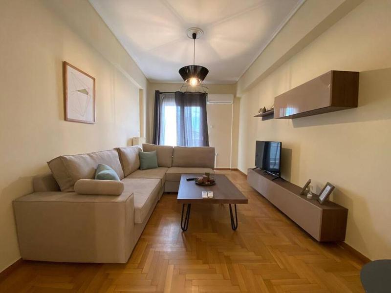 Spacious 3 BR Apartment in Vibrant Neighbourhood — забронировать отель в Афины