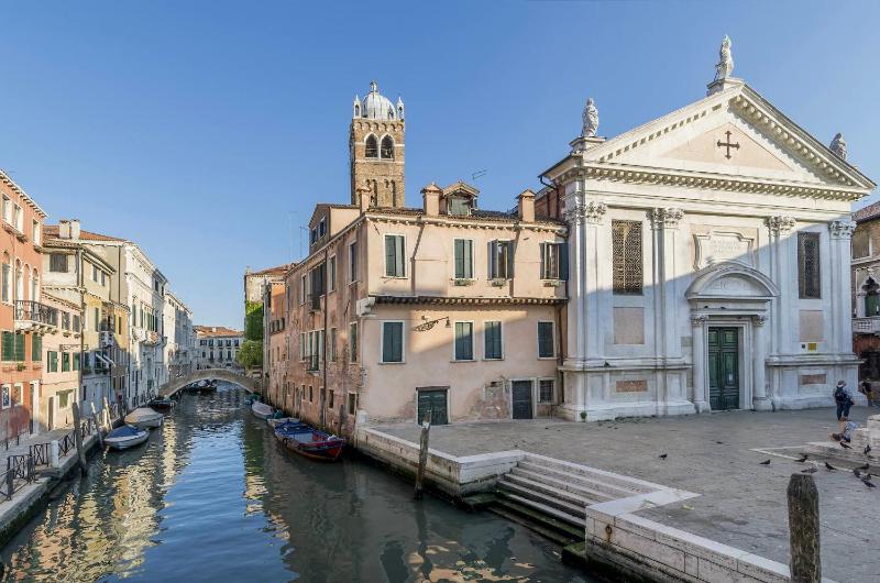 Scaleter - a fine luxury apartment in Palazzo with canal view — отель в Венеции, Италия