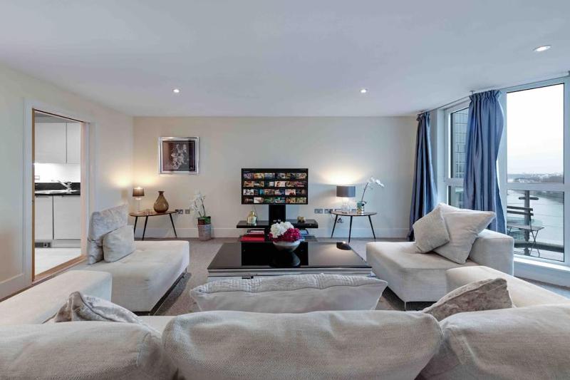 Цены на Stunning 360° Views of London Modern Apartment в Лондоне