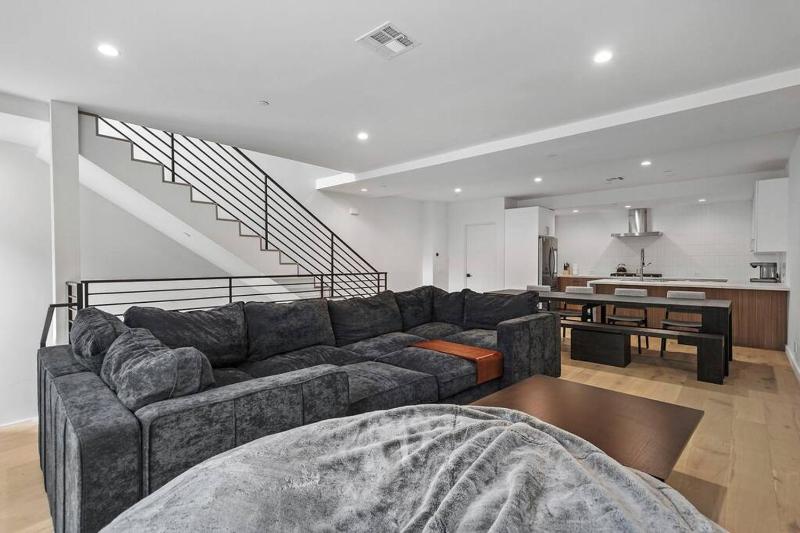 Brand New Hollywood Mansion — отель с удобствами в Лос-Анджелесе