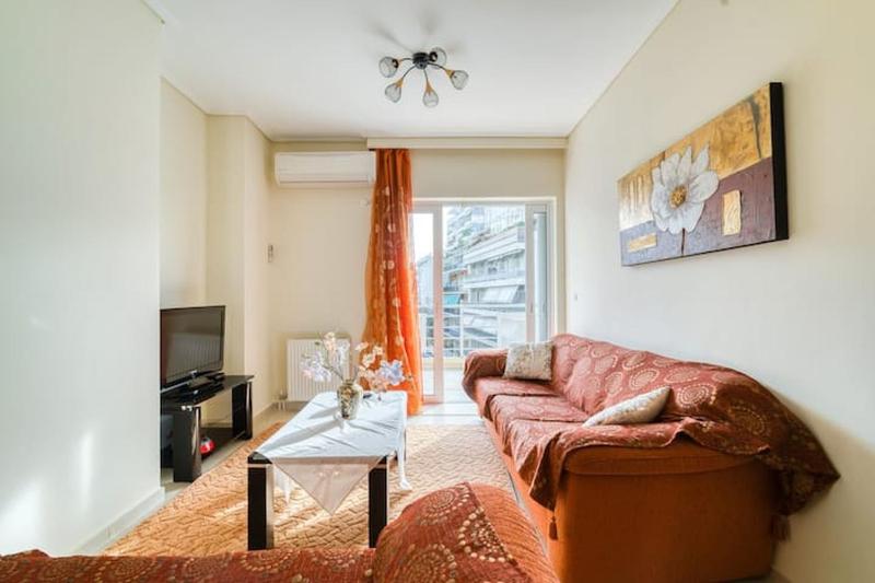 Escape with Style in this Chic 2BR Apartment! — комфортный отель в Афины