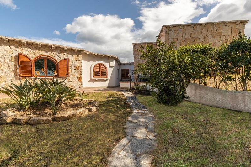 Vista Mare Apartment 6 a Olbia - Apt con giardino sul mare