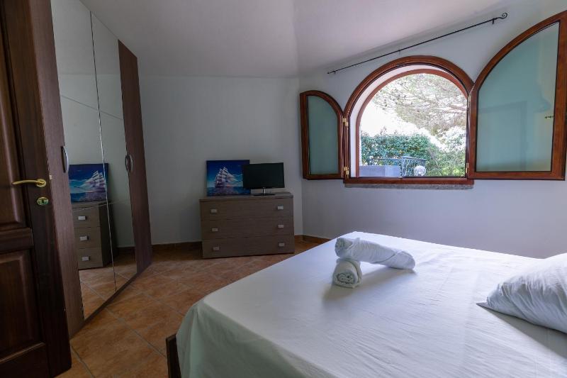 Vista Mare Apartment 6 a Olbia - Apt con giardino sul mare