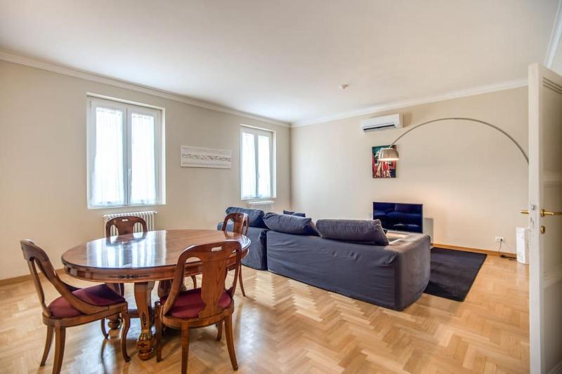 Borgo Vittorio 2 bdr 2 bath St Peter's — отель с удобным расположением в Риме