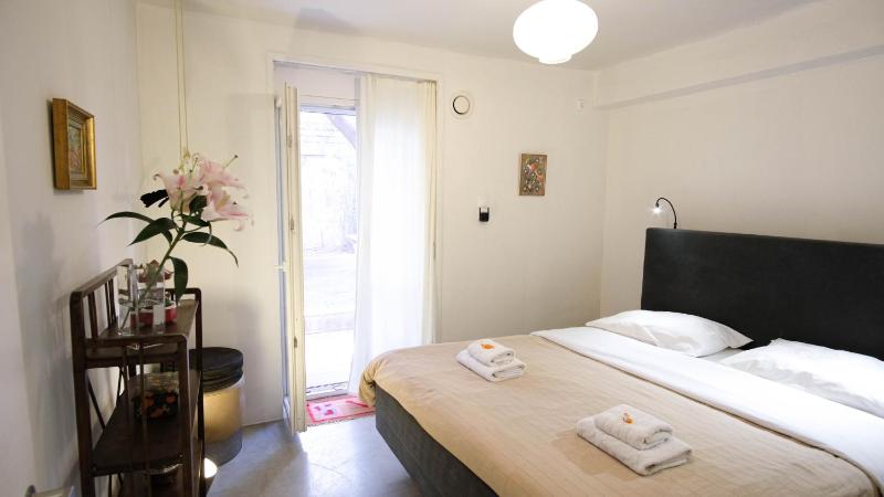 Quiet and central FLAT with private backyard GARDEN — комфортный отель в Афины