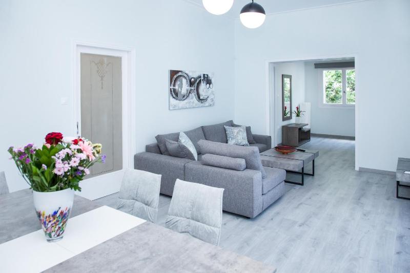 Sunny and minimal apt in Glyfada with 3 bdrm — отзывы гостей и цены