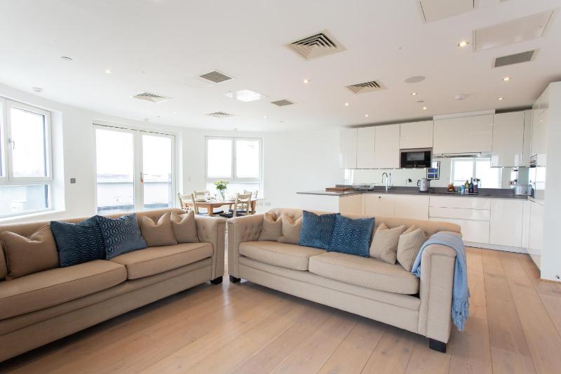 2 Bed/2 Bath Penthouse With Amazing Views — забронировать отель в Лондоне
