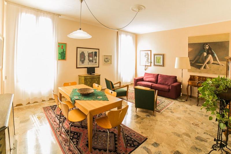 Ca'Falier - spacious bright apartment with view — отель с удобным расположением в Венеции