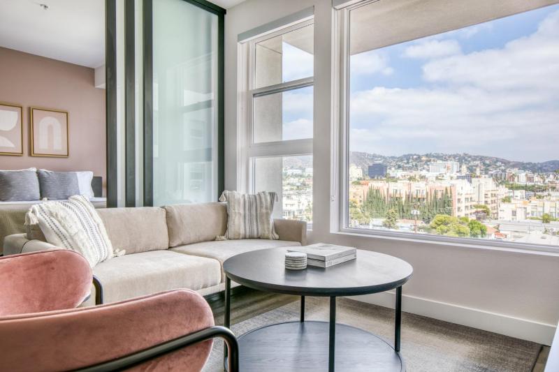 Hollywood 1br w pool gym nr Santa Monica Blvd LAX-905 — забронировать отель в Лос-Анджелесе