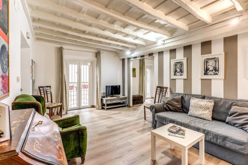 Цены на Lovely Spacious Apartment near the Colosseum в Риме