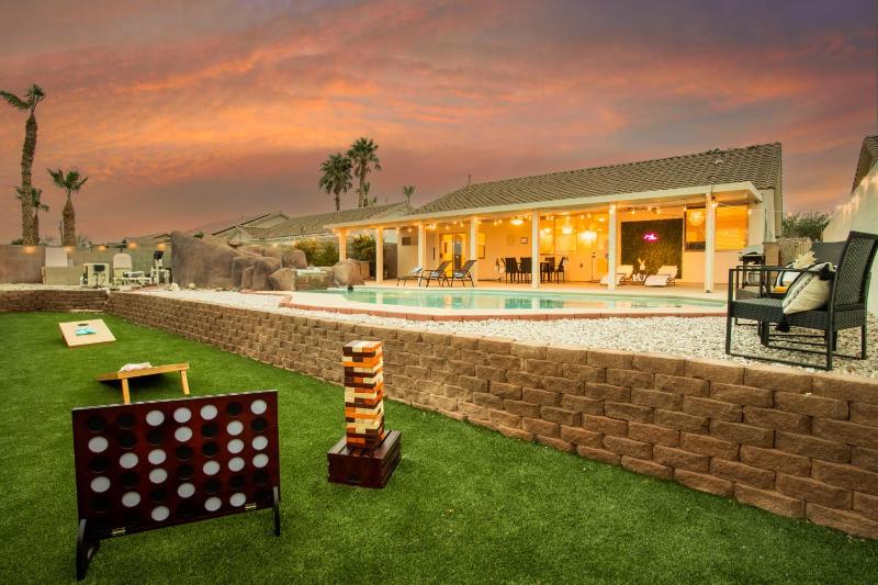 Modern Boho Retreat with Strip Views, Pool and Pool Table - 4br, 3ba — отзывы гостей и цены