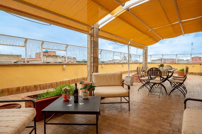 La Terrazza di Paola San Giovanni — отель с удобствами в Риме