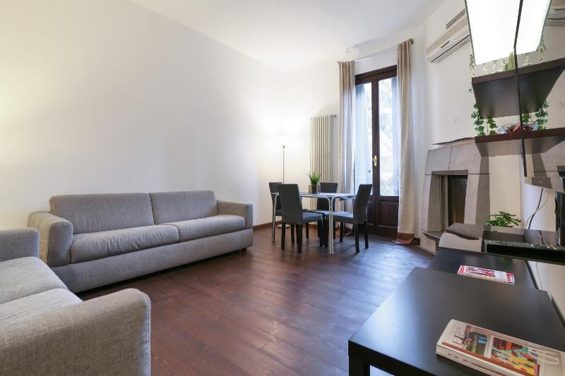 Elegant Apartment in Porta Romana - Tiraboschi — отель с удобствами в Милане
