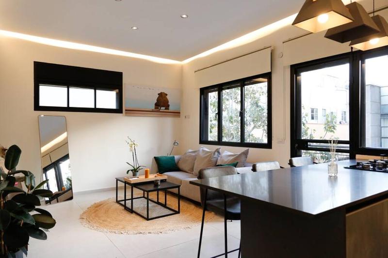 A luxury apartment in the Neve Tzedek neighborhood — отель с удобным расположением в Тель-Авиве