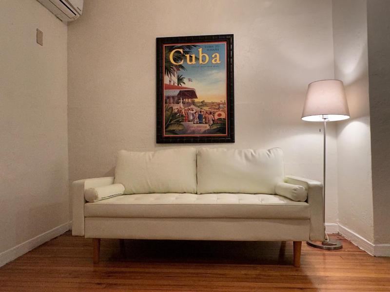 Цены на 1BR Historic Art Deco Charm Meets Modern Comfort- Huge Tropical Garden in Posh Coral Gables-10 min Airport в Майами