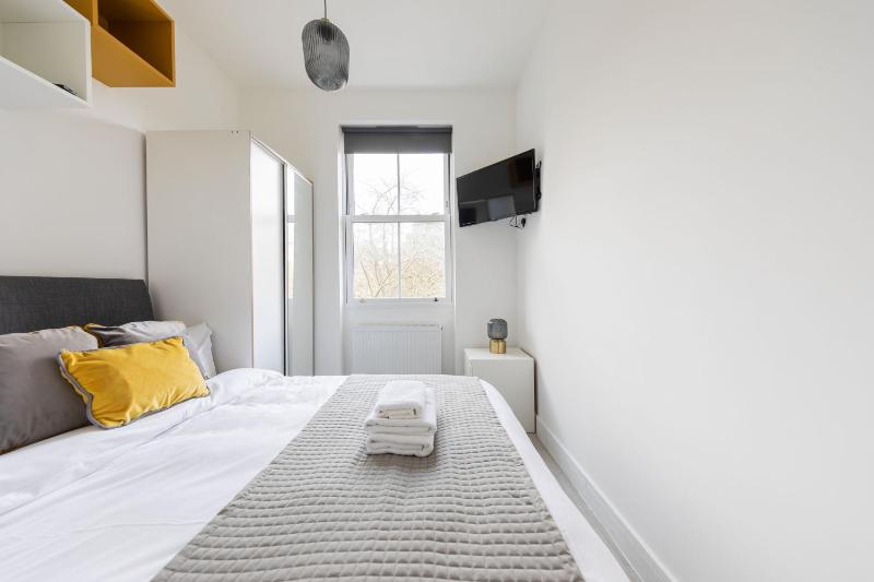 Cozy Ensuite Bedroom for Two near Tufnell Park — отель с удобным расположением в Лондоне