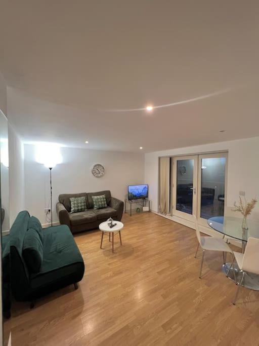 New build 2 bedroom with 2 bath, London — отель с удобствами в Лондоне