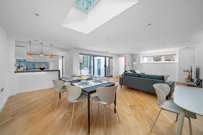 JOIVY Stylish 3 bed, 3 bath house with private courtyard in Chelsea — отель с удобным расположением в Лондоне