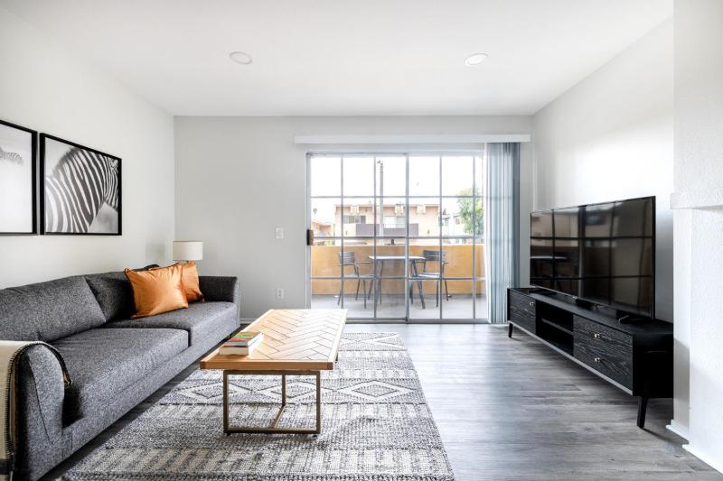 Dapper WeHo 1BR nr Groceries Shopping LAX-386 — комфортный отель в Лос-Анджелесе