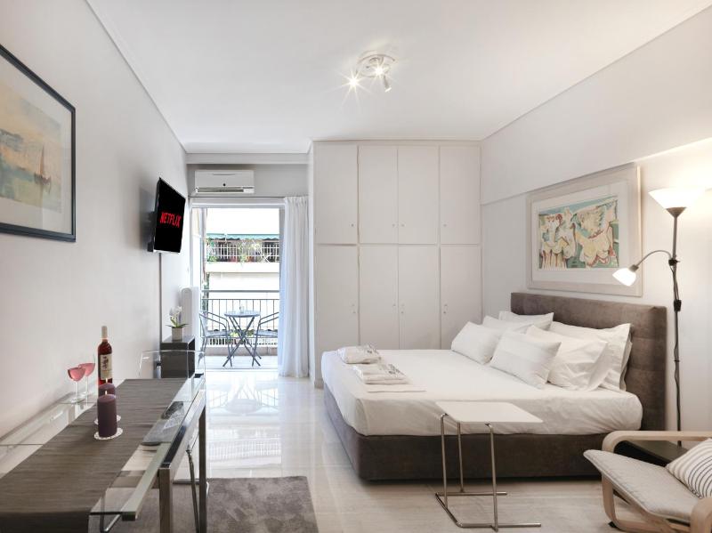 Modern Studio opposite the Areios Pagos court. — забронировать отель в Афины