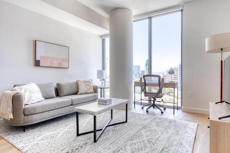 Koreatown 1BR w WD Roof Gym steps from Metro LAX-702 — отель с удобным расположением в Лос-Анджелесе